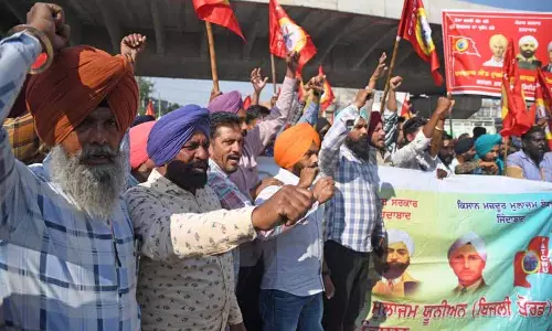 Ludhiana: संविदा पावरकॉम कर्मचारियों ने अनिश्चितकालीन हड़ताल शुरू की Ludhiana: संविदा पावरकॉम कर्मचारियों ने अनिश्चितकालीन हड़ताल शुरू की