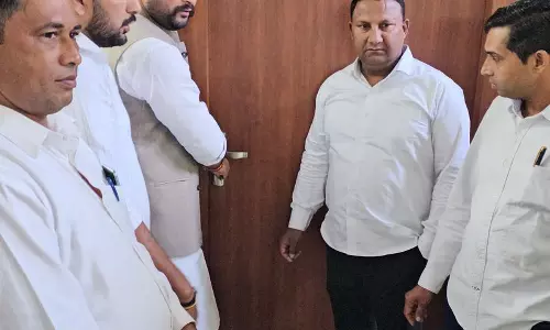 Karnal में जिला परिषद पार्षदों ने सीईओ कार्यालय पर ताला जड़ा