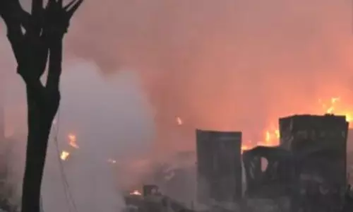 Delhi: रिठाला मेट्रो स्टेशन के पास झुग्गी बस्ती में भीषण आग, एक बच्चा घायल