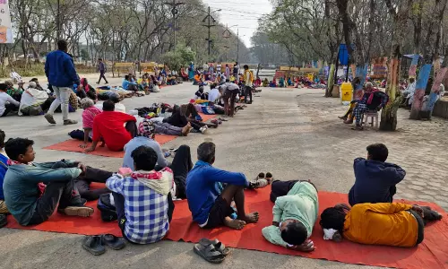 धरमजयगढ़ के ग्रामीणों ने किया चक्काजाम धरमजयगढ़ के ग्रामीणों ने किया चक्काजाम