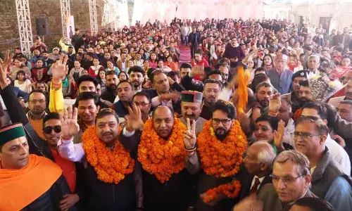 Himachal BJP नेताओं ने सामूहिक गायन में एकजुटता का प्रदर्शन किया