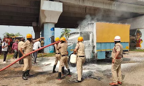 Karwar : दूध ले जा रहे वाहन में आग लग गई
