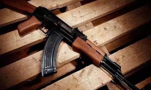 डॉक्टर के लॉकर से AK-47 राइफल बरामद, पुलिस भी हैरान डॉक्टर के लॉकर से AK-47 राइफल बरामद, पुलिस भी हैरान
