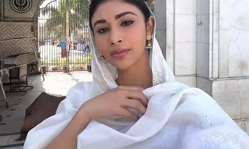 Mouni Roy ने शूटिंग के बीच स्वर्ण मंदिर में बिताए शांतिपूर्ण पल साझा किए Mouni Roy ने शूटिंग के बीच स्वर्ण मंदिर में बिताए शांतिपूर्ण पल साझा किए