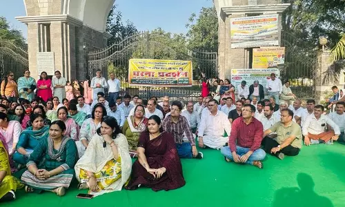 Sonipat में महिला विश्वविद्यालय के गेट पर कर्मचारियों ने एक घंटे तक धरना दिया Sonipat में महिला विश्वविद्यालय के गेट पर कर्मचारियों ने एक घंटे तक धरना दिया