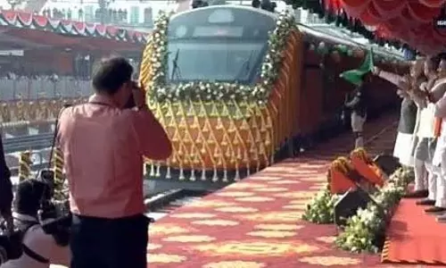 MP : प्रधानमंत्री नरेंद्र मोदी ने खजुराहो-बनारस वंदे भारत ट्रेन को हरी झंडी दिखाई