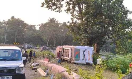 कलिंग घाट में बस पलटने से एक व्यक्ति की मौत, 10 घायल कलिंग घाट में बस पलटने से एक व्यक्ति की मौत, 10 घायल