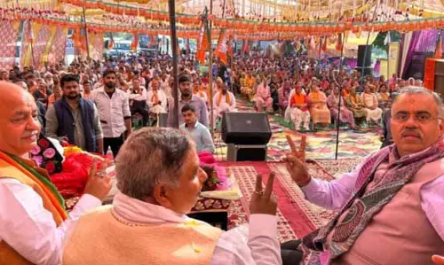 चुघ, सत, खटाना और अन्य ने नगरोटा में Devyani Rana के समर्थन में विशाल रैलियों को संबोधित किया चुघ, सत, खटाना और अन्य ने नगरोटा में Devyani Rana के समर्थन में विशाल रैलियों को संबोधित किया