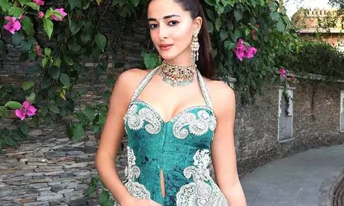 Ananya Panday ने अपनी बेस्ट फ्रेंड दीया श्रॉफ की शादी में कबीरा मोमेंट को जीया Ananya Panday ने अपनी बेस्ट फ्रेंड दीया श्रॉफ की शादी में कबीरा मोमेंट को जीया