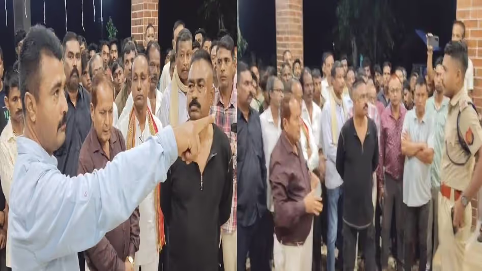 Assam : नगरबेरा रास महोत्सव में डीएसपी के कथित दुर्व्यवहार पर जनता का गुस्सा फूटा Assam : नगरबेरा रास महोत्सव में डीएसपी के कथित दुर्व्यवहार पर जनता का गुस्सा फूटा