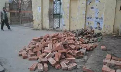 Bareilly: घर पर हमला करने वाले दबंगों ने छत से ईंट-पत्थर फेंके Bareilly: घर पर हमला करने वाले दबंगों ने छत से ईंट-पत्थर फेंके