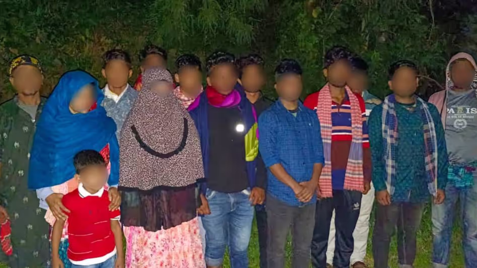 Assam ने सूर्योदय से पहले 19 बांग्लादेशी नागरिकों को वापस भेजा Assam ने सूर्योदय से पहले 19 बांग्लादेशी नागरिकों को वापस भेजा