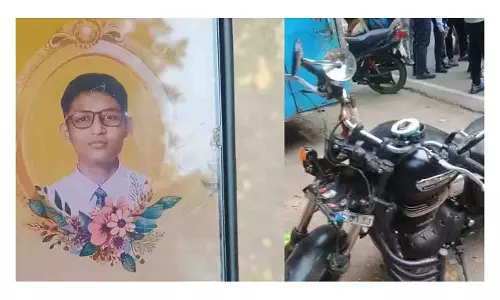 Lucknow: बुलेट बस की चपेट में आया छात्र, मौत Lucknow: बुलेट बस की चपेट में आया छात्र, मौत