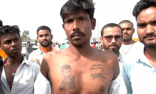 Hajipur के एक व्यक्ति ने अपनी छाती पर बनवाया चिराग पासवान का टैटू Hajipur के एक व्यक्ति ने अपनी छाती पर बनवाया चिराग पासवान का टैटू