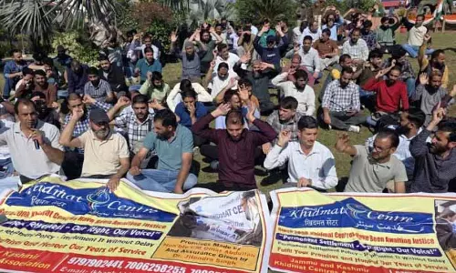 Khidmat केंद्र के कर्मचारियों ने स्थायी नौकरी की मांग को लेकर किया प्रदर्शन