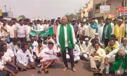 गन्ने की फसल की कीमतें तय करने की मांग: किसानों ने नेशनल हाईवे पर विरोध प्रदर्शन किया