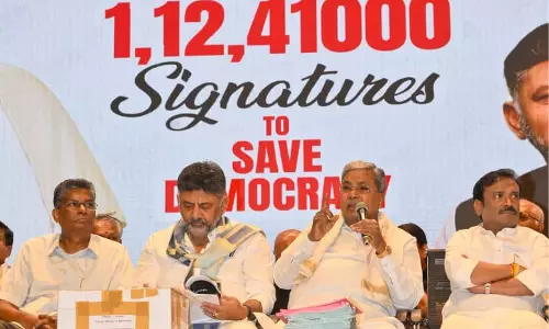 Karnataka CM ने वोट चोरी को गंभीर बताया, दस्तावेज के साथ दिया चेतावनी संदेश