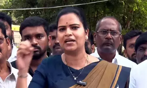 YCP नेता विदादला रजनी ने टीडीपी नेताओं को कड़ी चेतावनी दी YCP नेता विदादला रजनी ने टीडीपी नेताओं को कड़ी चेतावनी दी