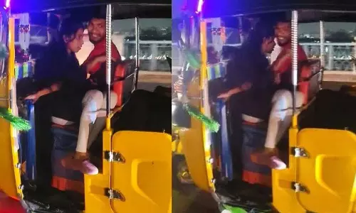 Hyderabad में ऑटो ड्राइवर का महिला के साथ रोमांस, वीडियो वायरल Hyderabad में ऑटो ड्राइवर का महिला के साथ रोमांस, वीडियो वायरल