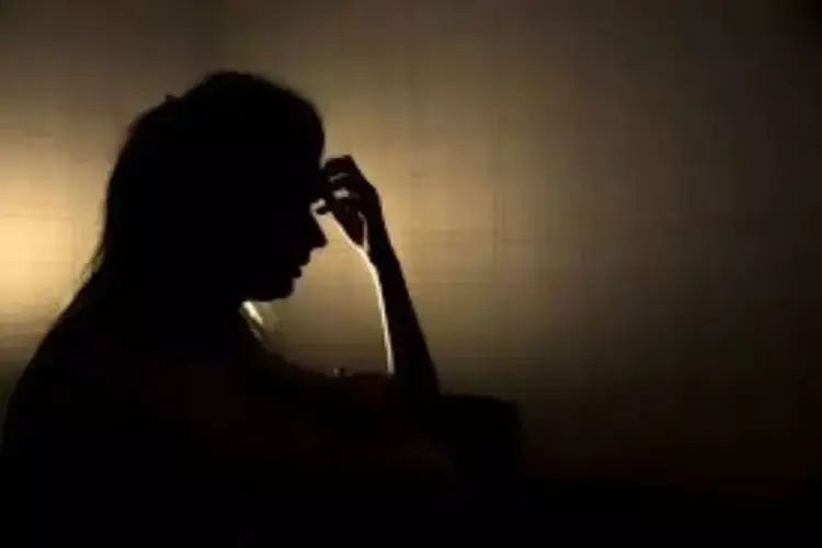 Kottayam में चौंकाने वाली घटना नवविवाहिता को काले जादू का शिकार बनाया गया Kottayam में चौंकाने वाली घटना नवविवाहिता को काले जादू का शिकार बनाया गया
