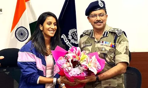 ASG मुंबई हवाई अड्डे पर जेमिमा रोड्रिग्स को CISF का मानद पुरस्कार ASG मुंबई हवाई अड्डे पर जेमिमा रोड्रिग्स को CISF का मानद पुरस्कार