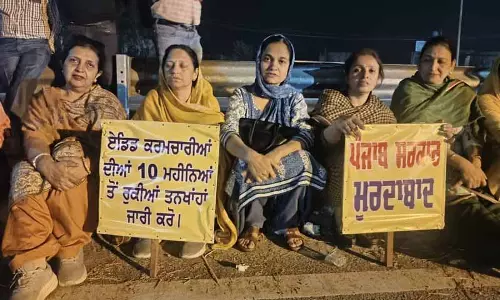 लंबित वेतन का मुद्दा,सहायता प्राप्त स्कूल शिक्षकों ने Tarn Taran DC कार्यालय के बाहर किया विरोध प्रदर्शन