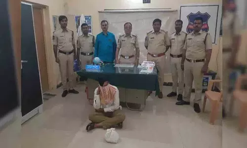 Rajasthan बस चालक नरसापुर आबकारी पुलिस की हिरासत में Rajasthan बस चालक नरसापुर आबकारी पुलिस की हिरासत में