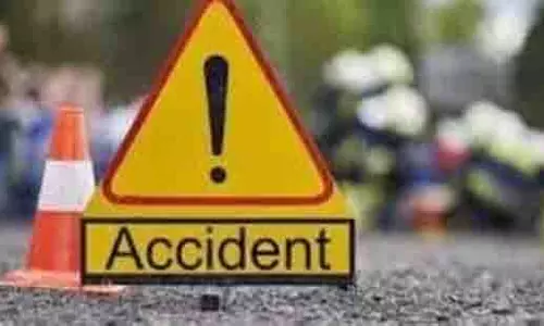 सीमेंट ट्रक से टकराने पर बच्चा घायल, Bengaluru में मौत सीमेंट ट्रक से टकराने पर बच्चा घायल, Bengaluru में मौत