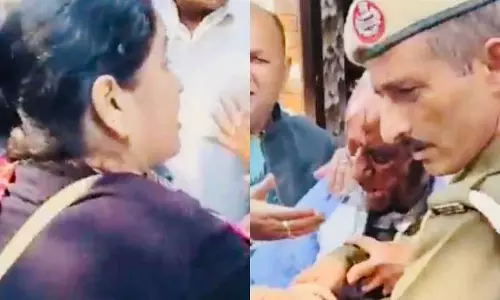 Himachal की एक महिला ने बुजुर्ग को थप्पड़ मारा और जूतों की माला पहनाकर अपमानित करने की कोशिश की Himachal की एक महिला ने बुजुर्ग को थप्पड़ मारा और जूतों की माला पहनाकर अपमानित करने की कोशिश की