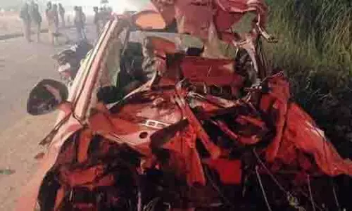 Shamli में कार के खड़े ट्रक से टकराने से चार दोस्तों की मौत Shamli में कार के खड़े ट्रक से टकराने से चार दोस्तों की मौत