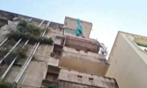 कटक में पुराने अपार्टमेंट की बालकनी गिरने से तीन लोगों की मौत