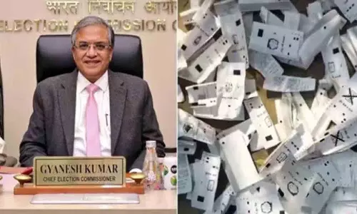 Bihar में सड़क पर फेंकी गईं मतदान पर्चियां.. चुनाव अधिकारी निलंबित