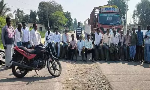 Veenavanka में रुकी हुई धान की तौल को लेकर किसानों ने रास्ता रोको प्रदर्शन किया Veenavanka में रुकी हुई धान की तौल को लेकर किसानों ने रास्ता रोको प्रदर्शन किया