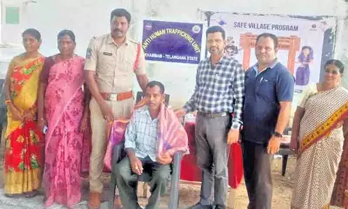 Khammam: ऑटो चालक ने 20 छात्रों की परीक्षा फीस भरी Khammam: ऑटो चालक ने 20 छात्रों की परीक्षा फीस भरी