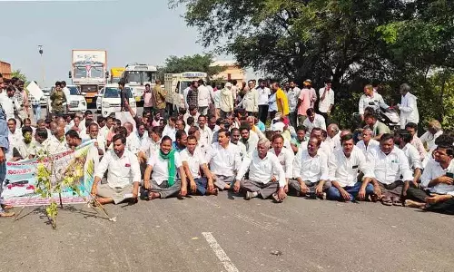 राष्ट्रीय राजमार्ग पर कपास किसानों के आंदोलन से यातायात में भारी व्यवधान