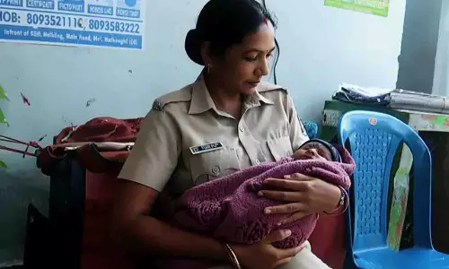 Odisha: महिला कांस्टेबल ने परीक्षा में बच्चे की देखभाल की Odisha: महिला कांस्टेबल ने परीक्षा में बच्चे की देखभाल की