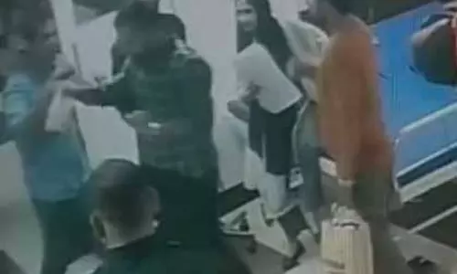 कूपर अस्पताल में मरीज के परिजनों का हंगामा, डॉक्टरों पर हमला
