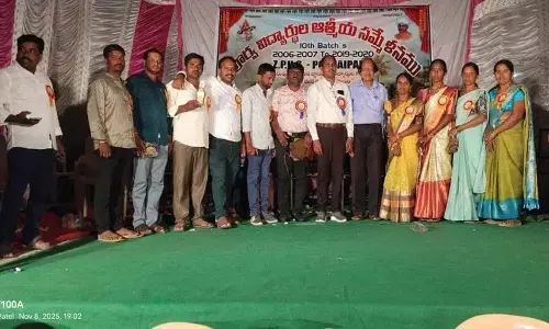 Pindapalli जिला परिषद के पूर्व छात्र पुनर्मिलन समारोह.. 17 साल बाद मिले दोस्त Pindapalli जिला परिषद के पूर्व छात्र पुनर्मिलन समारोह.. 17 साल बाद मिले दोस्त