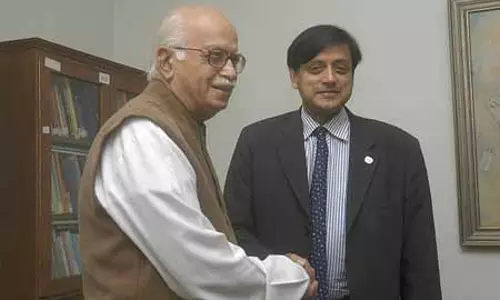 शशि थरूर ने लालकृष्ण आडवाणी को बताया सच्चा राजनेता, जन्मदिन की दी बधाई शशि थरूर ने लालकृष्ण आडवाणी को बताया सच्चा राजनेता, जन्मदिन की दी बधाई