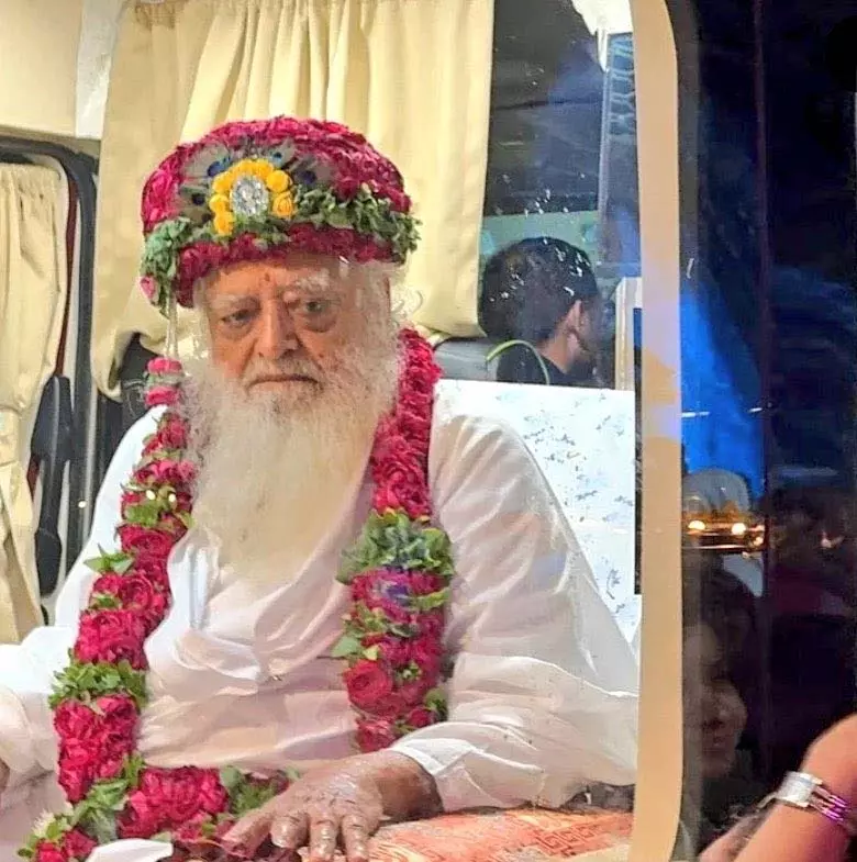 फिट है आसाराम, मेडिकल ग्राउंड पर बेल मिलते ही पहुंच गए आश्रम फिट है आसाराम, मेडिकल ग्राउंड पर बेल मिलते ही पहुंच गए आश्रम