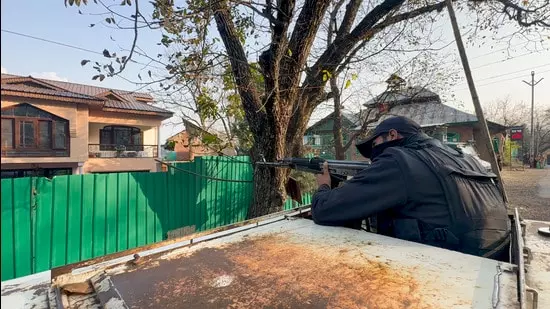 Jammu and Kashmir,पुलिस ने ओजीडब्ल्यू और मारे गए आतंकवादियों के घरों पर छापे मारे Jammu and Kashmir,पुलिस ने ओजीडब्ल्यू और मारे गए आतंकवादियों के घरों पर छापे मारे