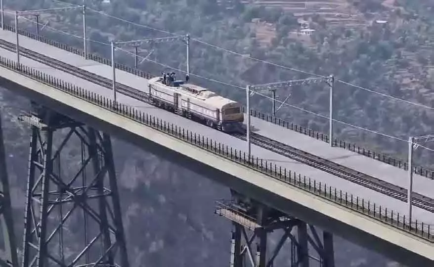 अनंतनाग में ट्रेन से पक्षी टकराने से लोको पायलट घायल अनंतनाग में ट्रेन से पक्षी टकराने से लोको पायलट घायल