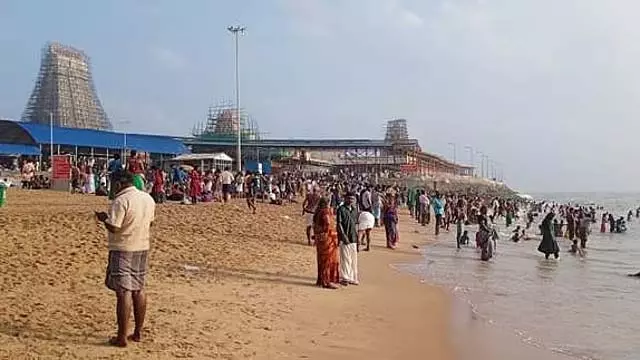 Tamil Nadu : थिरुचेंदूर मंदिर के बीच पर रात भर रुकने पर कोई रोक नहीं है Tamil Nadu : थिरुचेंदूर मंदिर के बीच पर रात भर रुकने पर कोई रोक नहीं है