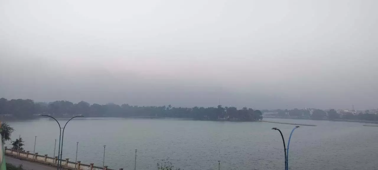 बूढ़ा तालाब कोहरे से ढका, शहर में ठंड की दस्तक बूढ़ा तालाब कोहरे से ढका, शहर में ठंड की दस्तक