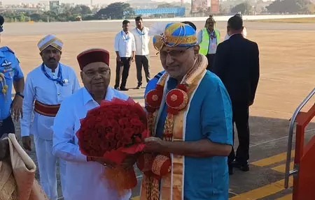उपराष्ट्रपति सीपी राधाकृष्णन बेंगलुरु पहुंचे, राज्यपाल थावर चंद गहलोत ने स्वागत किया उपराष्ट्रपति सीपी राधाकृष्णन बेंगलुरु पहुंचे, राज्यपाल थावर चंद गहलोत ने स्वागत किया