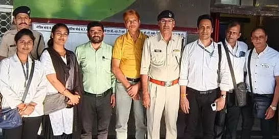 शनिवार सुबह सिटी रेलवे स्टेशन पर टिकट चेकिंग ड्राइव; 35 यात्रियों से ₹1.23 लाख का जुर्माना वसूला शनिवार सुबह सिटी रेलवे स्टेशन पर टिकट चेकिंग ड्राइव; 35 यात्रियों से ₹1.23 लाख का जुर्माना वसूला