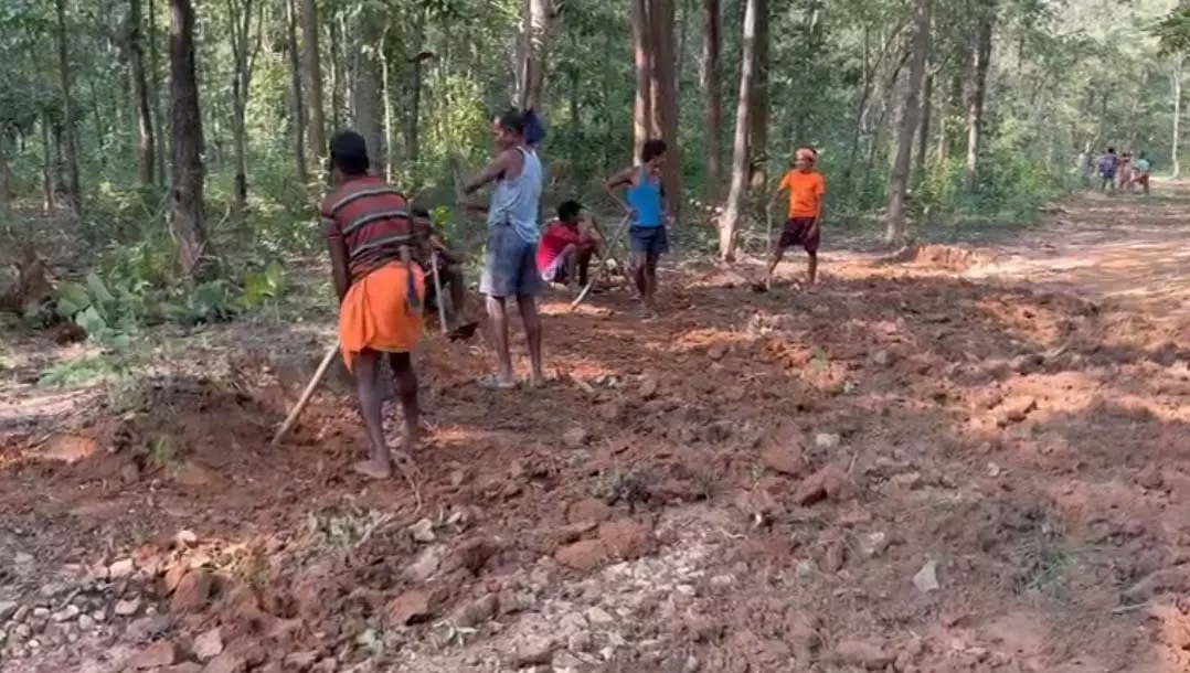 कचरा साबित हुआ सिस्टम : परेशानी किसी ने नहीं सुनी, ग्रामीणों ने खुद बना डाली 12 किलोमीटर सड़क कचरा साबित हुआ सिस्टम : परेशानी किसी ने नहीं सुनी, ग्रामीणों ने खुद बना डाली 12 किलोमीटर सड़क