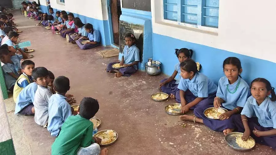 MP : स्कूल में बच्चों को अखबारों पर खाना खाते देखने के बाद स्टील की प्लेटें दी गई MP : स्कूल में बच्चों को अखबारों पर खाना खाते देखने के बाद स्टील की प्लेटें दी गई