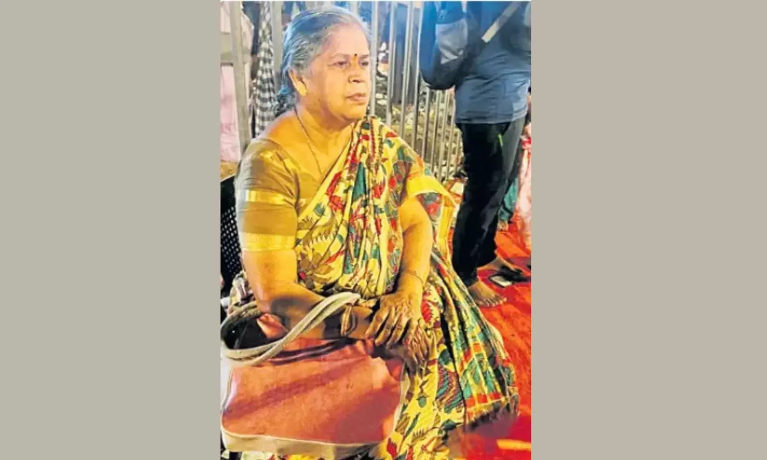 Visakhapatnam में बहू ने बच्चों को खेल में फंसाकर सास को जिंदा जलाया Visakhapatnam में बहू ने बच्चों को खेल में फंसाकर सास को जिंदा जलाया