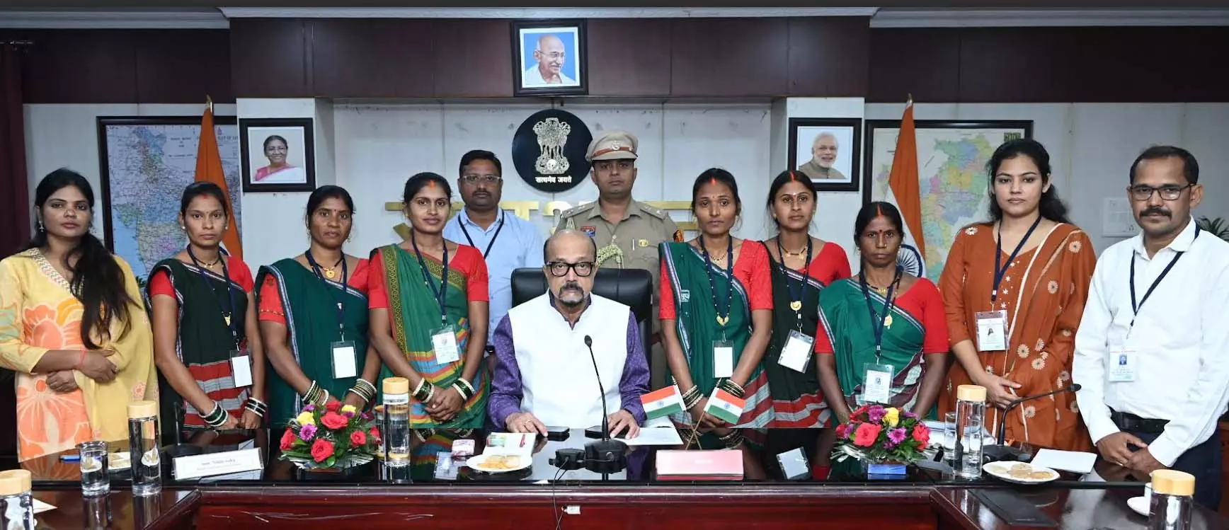 राज्यपाल रमेन डेका ने विद्यार्थियों और लखपति दीदियों को किया सम्मानित राज्यपाल रमेन डेका ने विद्यार्थियों और लखपति दीदियों को किया सम्मानित